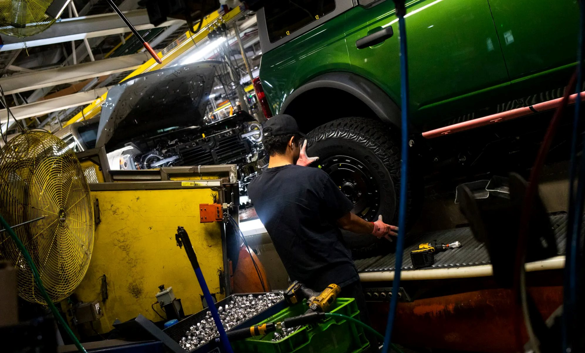 Loạt 'ông lớn' sản xuất ô tô sắp lỗi thời vì chỉ có thể làm xe xăng, 3 triệu lao động đứng trước nguy cơ thất nghiệp- Ảnh 2.