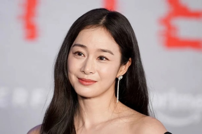 Nếp nhăn thường xuất hiện ở vùng khóe mắt do da mỏng, ít collagen.