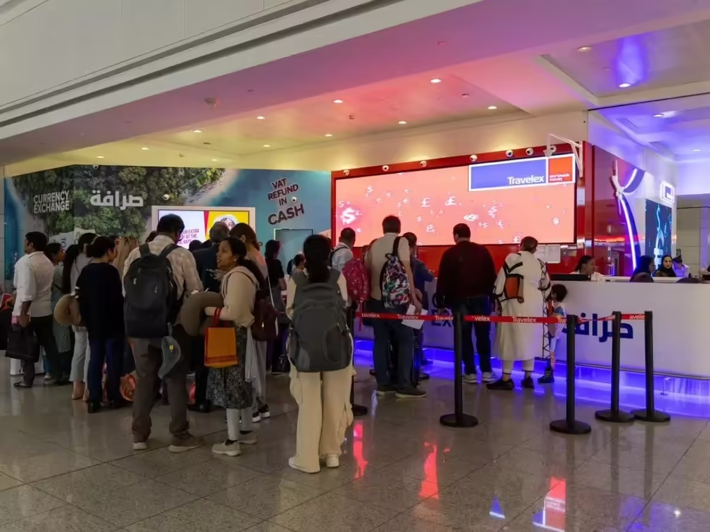 232.000 USD để rời Dubai: Chuyên cơ “cháy hàng” - 2