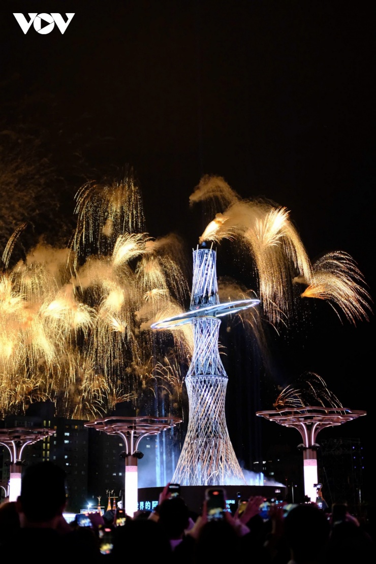 Hình tượng thần mộc giữa màn sương ánh sáng được tái hiện bằng cấu trúc sử dụng gỗ tái chế, gửi gắm thông điệp phát triển bền vững. Tác phẩm kết hợp yếu tố mặt trời, cây cổ thụ và nguồn nước, cùng trình diễn nghe nhìn sống động, tạo nên trải nghiệm nhập vai, đưa câu chuyện Gia Nghĩa lan tỏa ra thế giới.