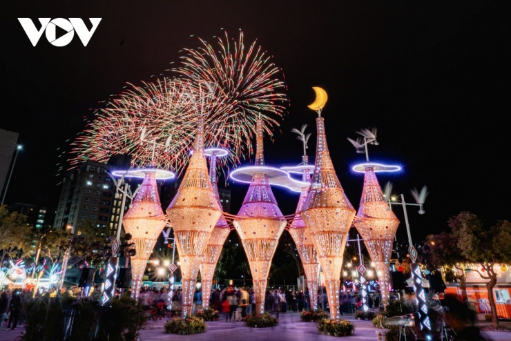 Lễ hội được quy hoạch thành hai khu trưng bày lớn, gồm Khu đèn lồng trung tâm và Khu trưng bày của chính quyền huyện, với hơn 600 tác phẩm ánh sáng.