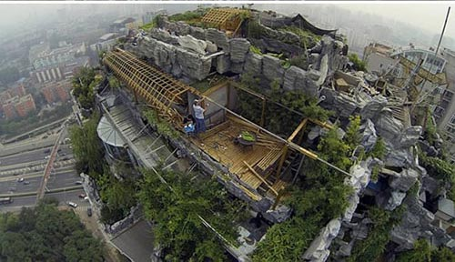 Đại gia ngành y chi tiền khủng, âm thầm xây biệt thự đá trên nóc chung cư 26 tầng suốt nhiều năm: Cơ quan chức năng vào cuộc, buộc phá dỡ sau 15 ngày- Ảnh 3.