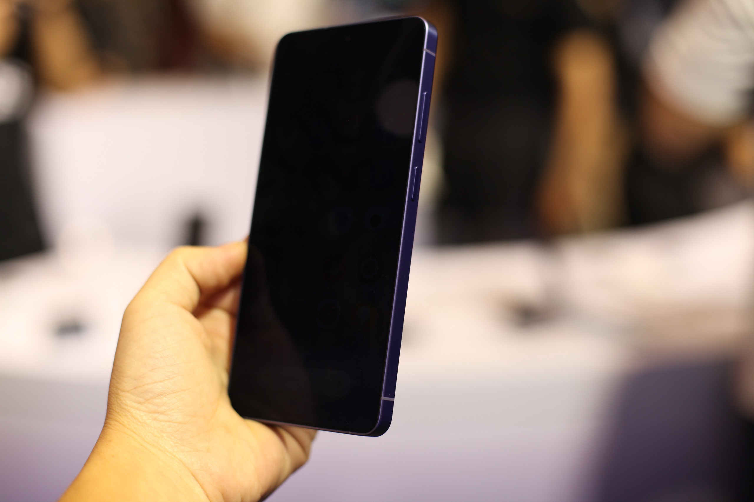 Khám phá màn hình chống nhìn trộm trên Galaxy S26 Ultra 2 Màn hình chống nhìn trộm của Samsung không chỉ dành cho người nhiều bí mật - Ảnh 2.