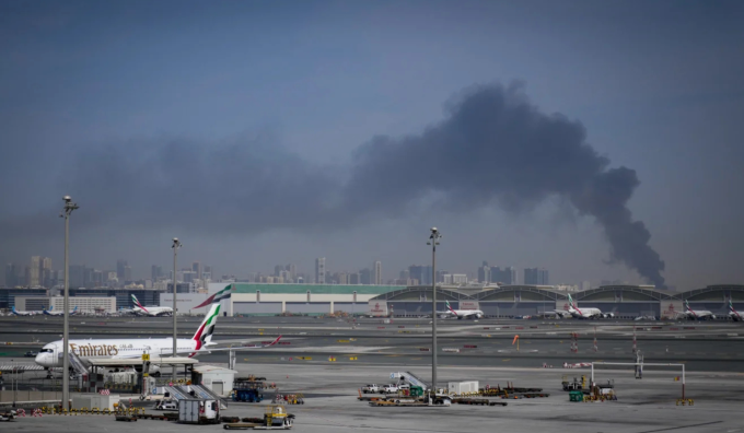 Cột khói bốc lên tại Sân bay Quốc tế Dubai ngày 1/3. Ảnh: AP
