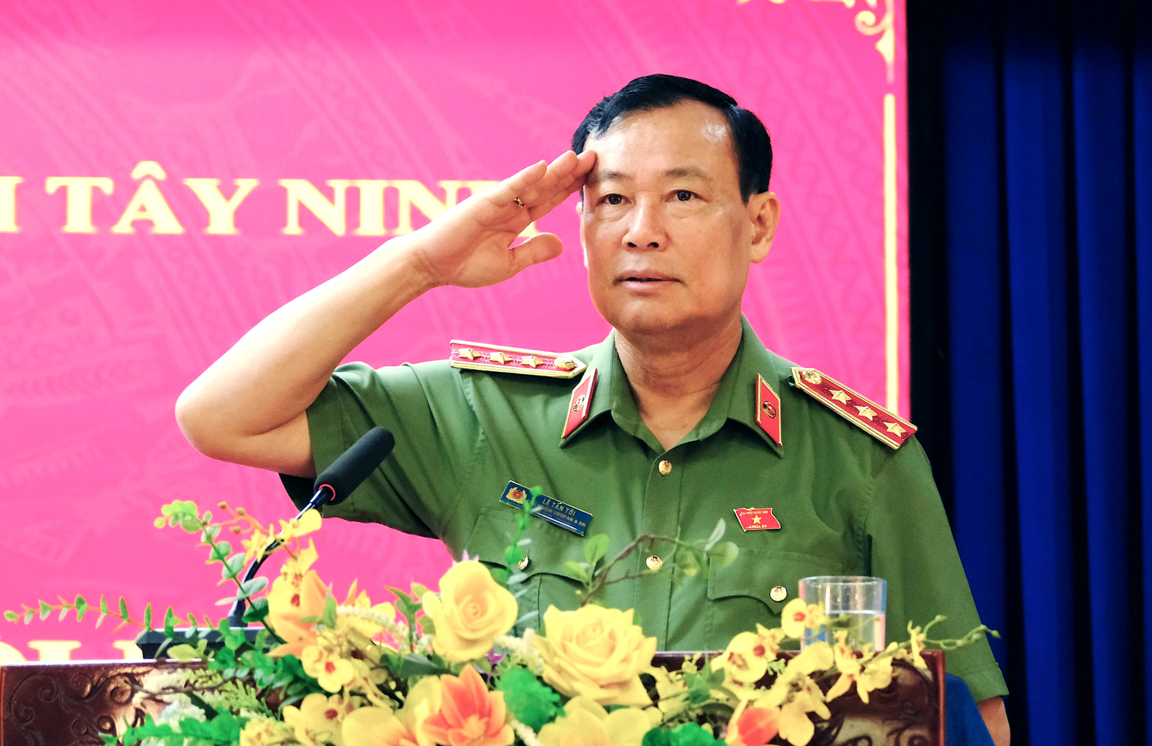 Tiếp xúc cử tri Tây Ninh, Thượng tướng Lê Tấn Tới nhắc nhở bà con cảnh giác lừa đảo qua mạng - Ảnh 4.