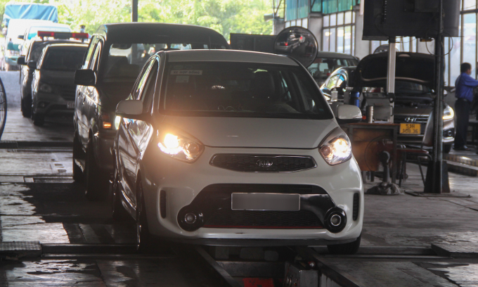 Ôtô đăng kiểm tại một trung tâm ở TP HCM. Ảnh: Thành Nhạn