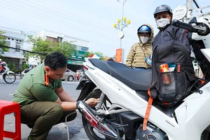 Công an tỉnh An Giang hỗ trợ người dân về quê đón Tết Nguyên đán