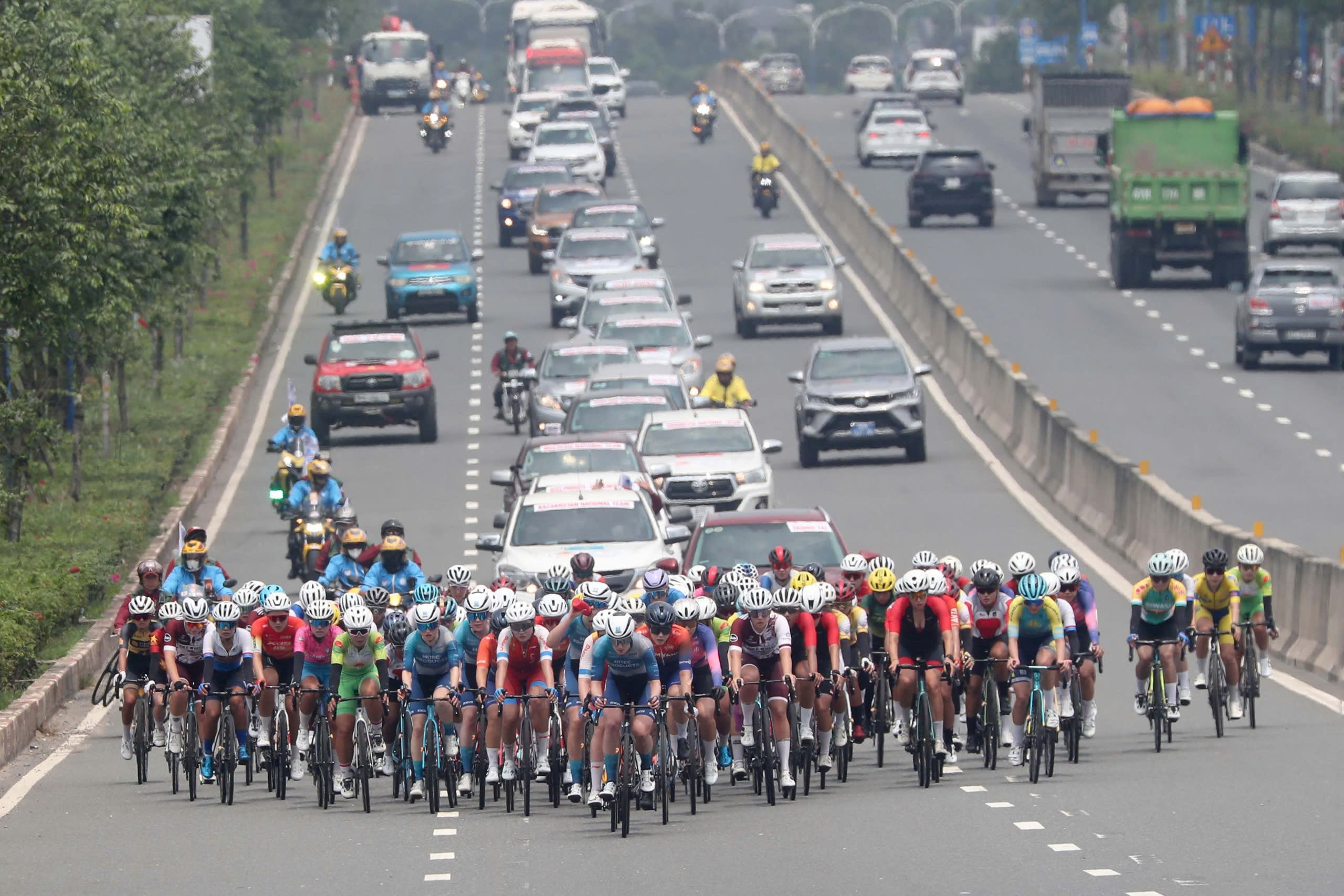 Hai tay đua ngoại tạo bất ngờ 3 Khai màn UCI Biwase Tour of Vietnam 2026: Hai tay đua ngoại tạo bất ngờ, Nguyễn Thị Thật về thứ ba - Ảnh 6.