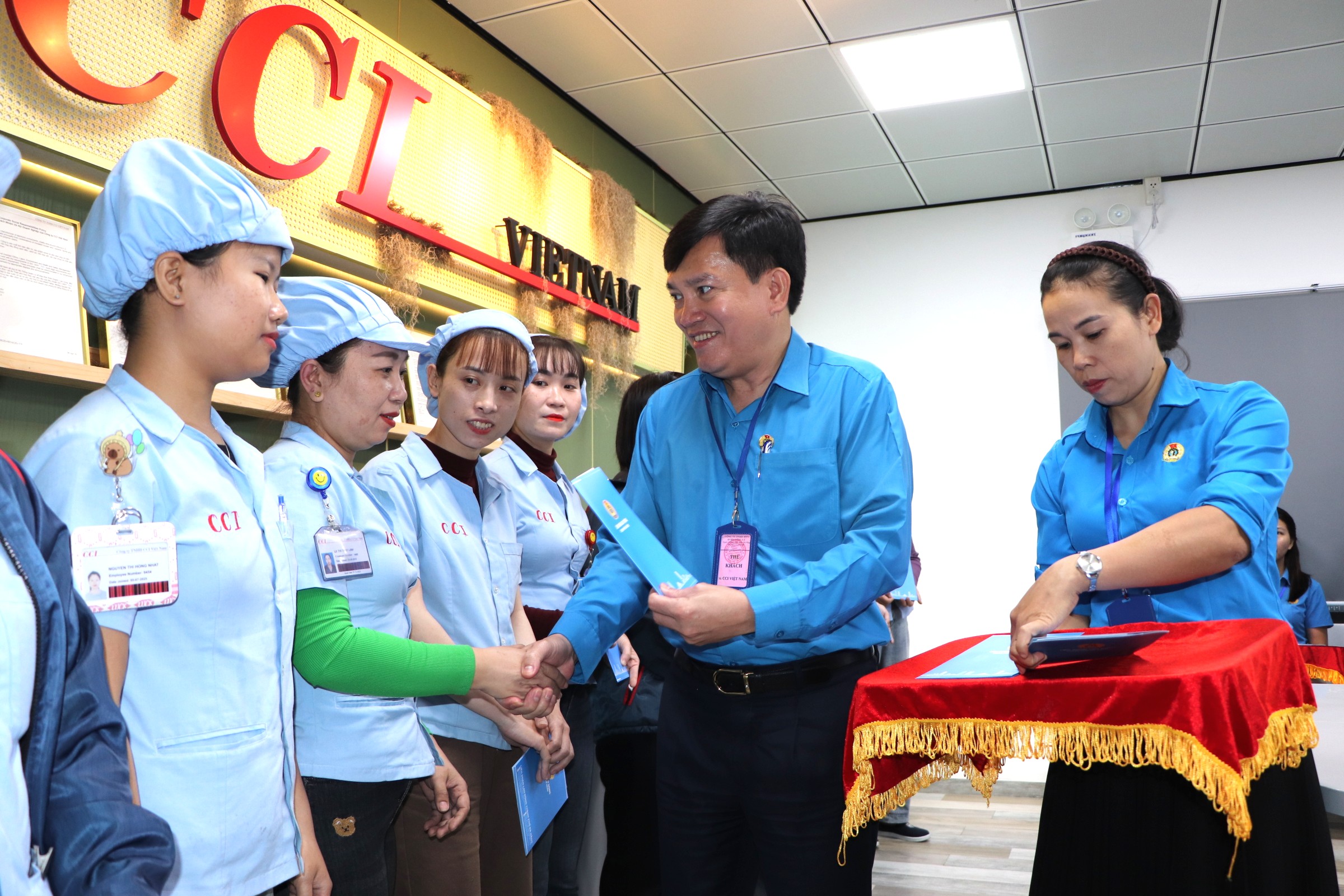 Hàng trăm công nhân ở Đà Nẵng nhận niềm vui bất ngờ đầu năm mới 2 Hàng trăm công nhân ở Đà Nẵng nhận niềm vui bất ngờ đầu năm mới - Ảnh 2.