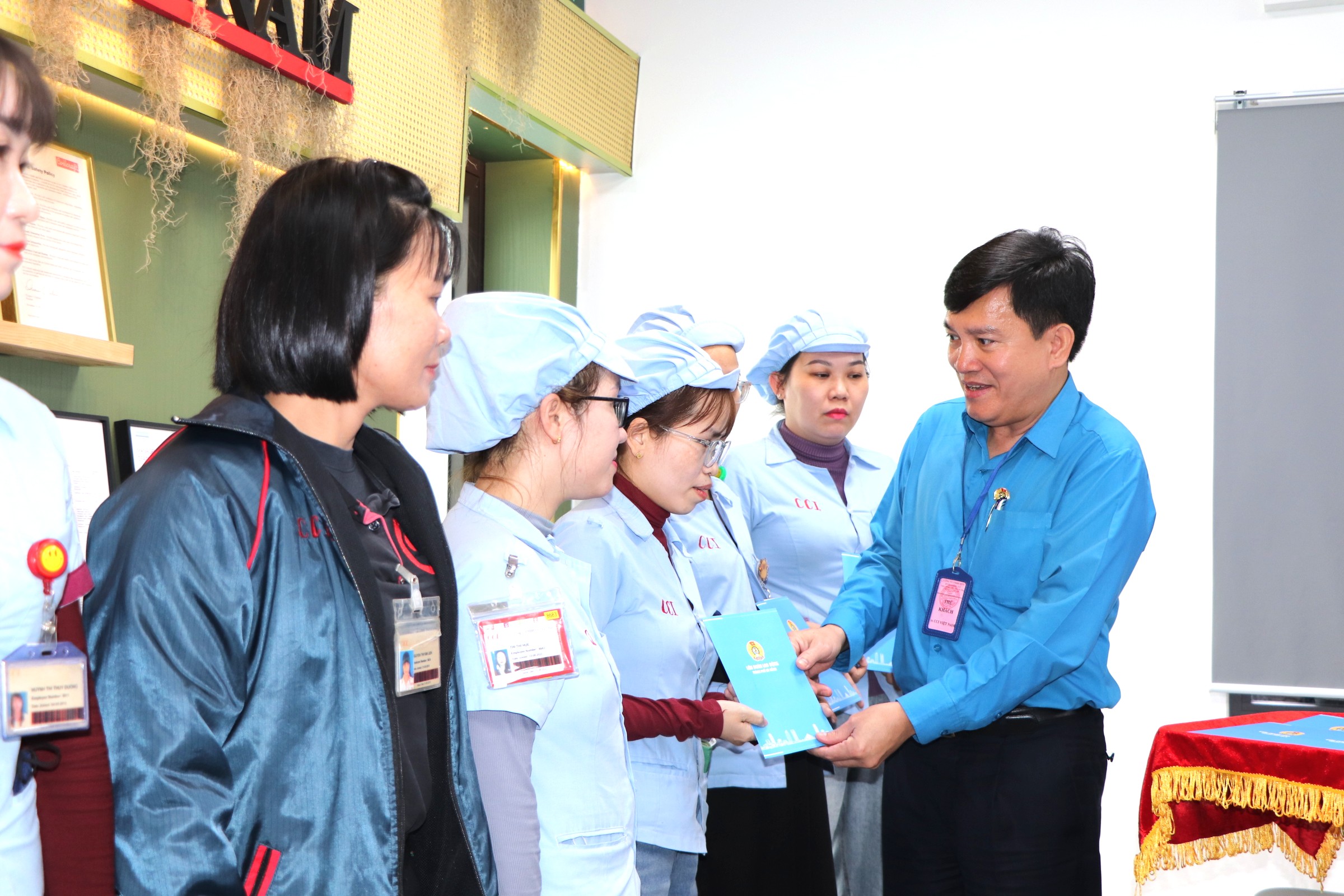 Hàng trăm công nhân ở Đà Nẵng nhận niềm vui bất ngờ đầu năm mới 3 Hàng trăm công nhân ở Đà Nẵng nhận niềm vui bất ngờ đầu năm mới - Ảnh 3.