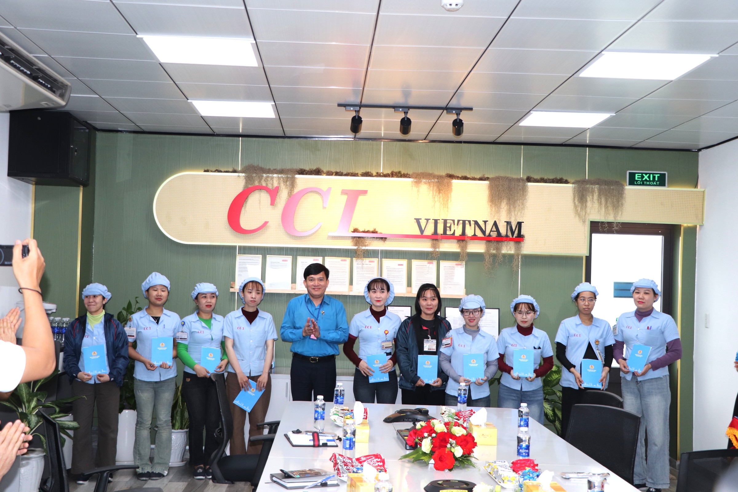 Hàng trăm công nhân ở Đà Nẵng nhận niềm vui bất ngờ đầu năm mới 4 Hàng trăm công nhân ở Đà Nẵng nhận niềm vui bất ngờ đầu năm mới - Ảnh 4.