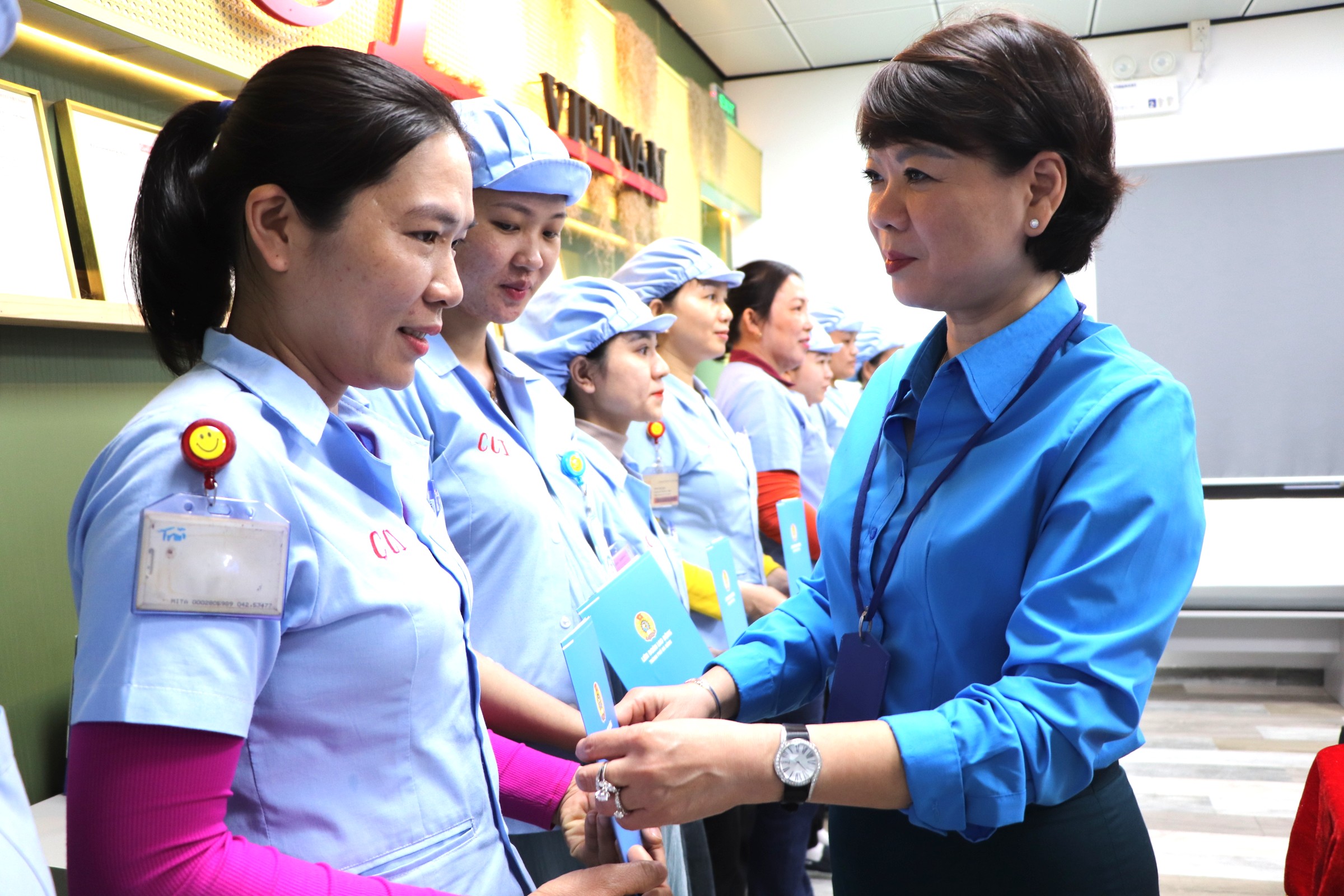 Hàng trăm công nhân ở Đà Nẵng nhận niềm vui bất ngờ đầu năm mới 5 Hàng trăm công nhân ở Đà Nẵng nhận niềm vui bất ngờ đầu năm mới - Ảnh 5.