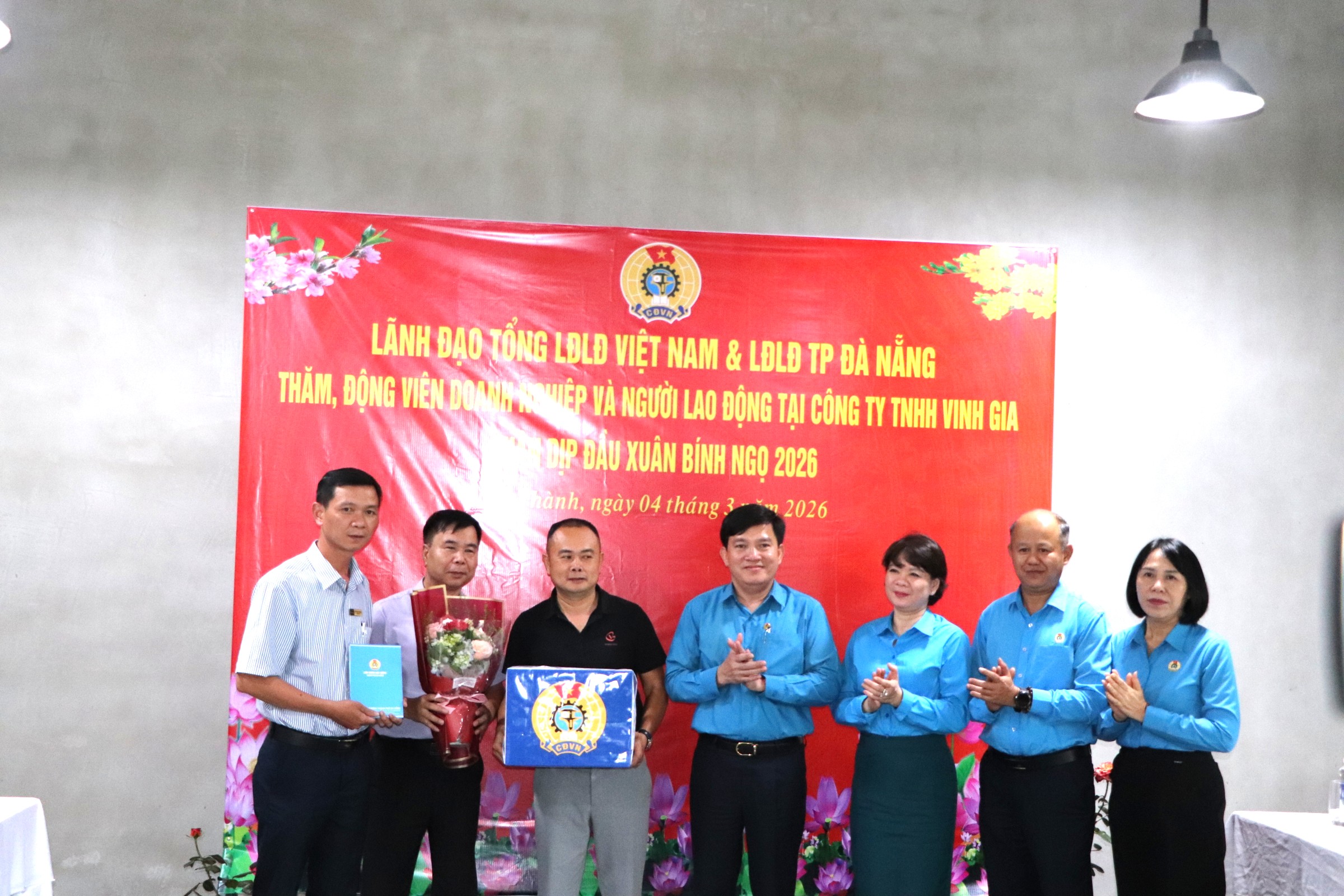 Hàng trăm công nhân ở Đà Nẵng nhận niềm vui bất ngờ đầu năm mới 6 Hàng trăm công nhân ở Đà Nẵng nhận niềm vui bất ngờ đầu năm mới - Ảnh 6.