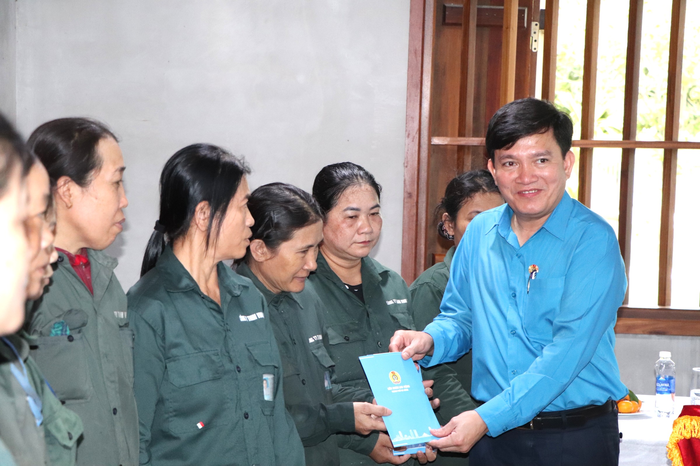 Hàng trăm công nhân ở Đà Nẵng nhận niềm vui bất ngờ đầu năm mới 7 Hàng trăm công nhân ở Đà Nẵng nhận niềm vui bất ngờ đầu năm mới - Ảnh 7.