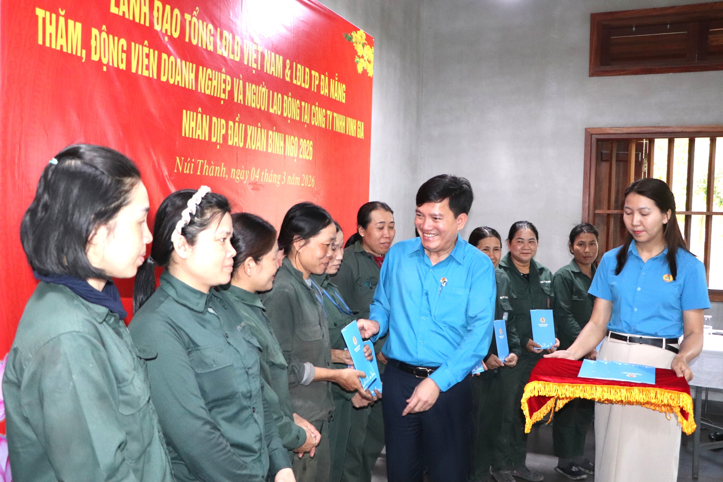 Hàng trăm công nhân ở Đà Nẵng nhận niềm vui bất ngờ đầu năm mới 8 Hàng trăm công nhân ở Đà Nẵng nhận niềm vui bất ngờ đầu năm mới - Ảnh 8.