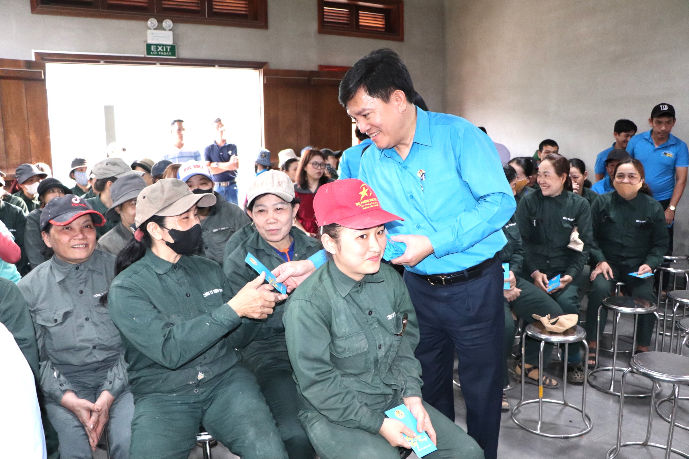 Hàng trăm công nhân ở Đà Nẵng nhận niềm vui bất ngờ đầu năm mới 9 Hàng trăm công nhân ở Đà Nẵng nhận niềm vui bất ngờ đầu năm mới - Ảnh 9.