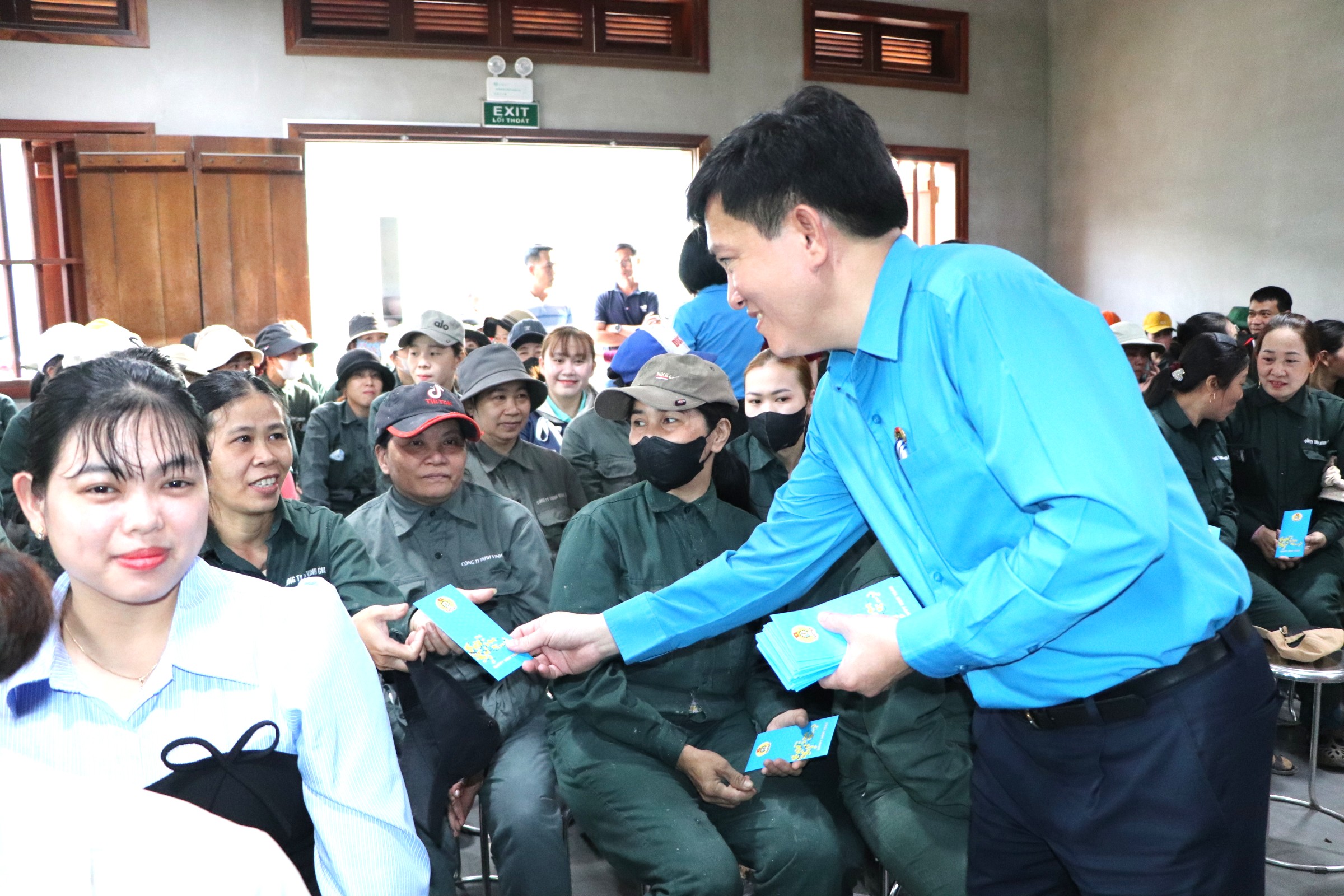 Hàng trăm công nhân ở Đà Nẵng nhận niềm vui bất ngờ đầu năm mới 10 Hàng trăm công nhân ở Đà Nẵng nhận niềm vui bất ngờ đầu năm mới - Ảnh 10.