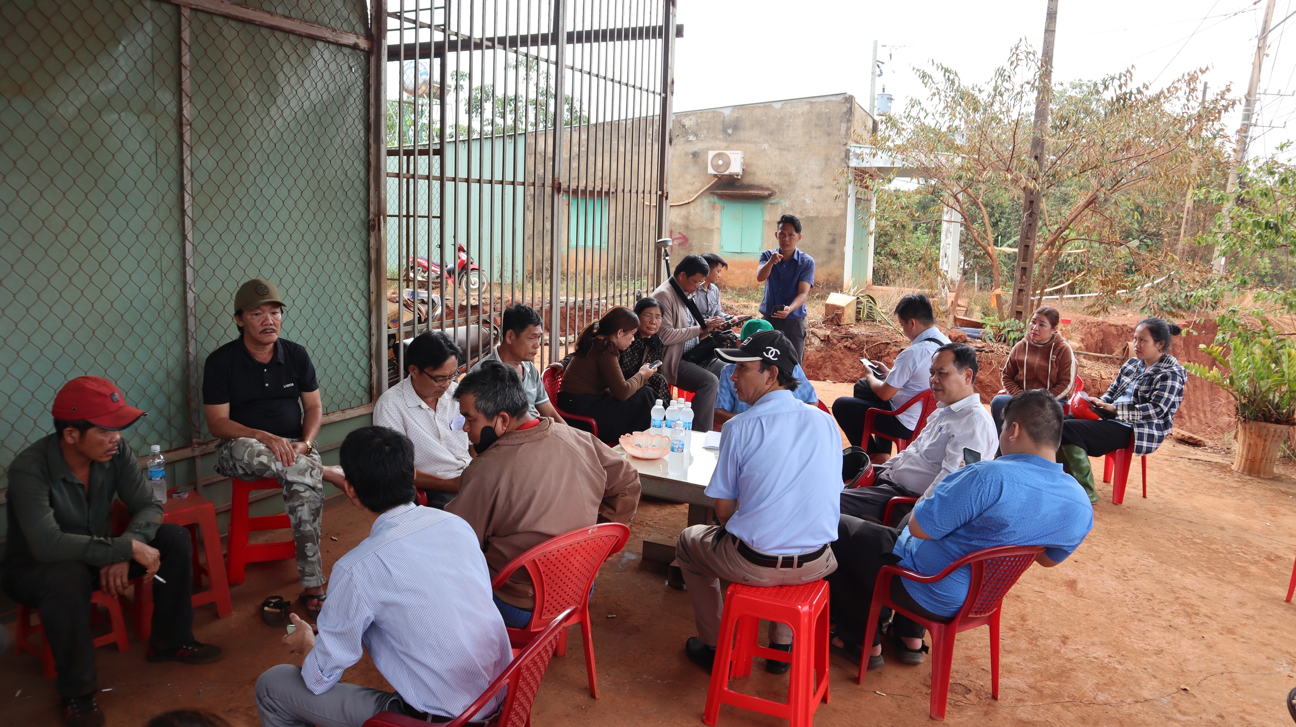 Hạ nền đường ĐT . 753 Làm nhiều nhà dân chênh vênh , 8 hộ được hỗ trợ nơi ở tạm - Ảnh 2. Hạ nền đường ĐT . 753 Làm nhiều nhà dân chênh vênh , 8 hộ được hỗ trợ nơi ở tạm - Ảnh 2.