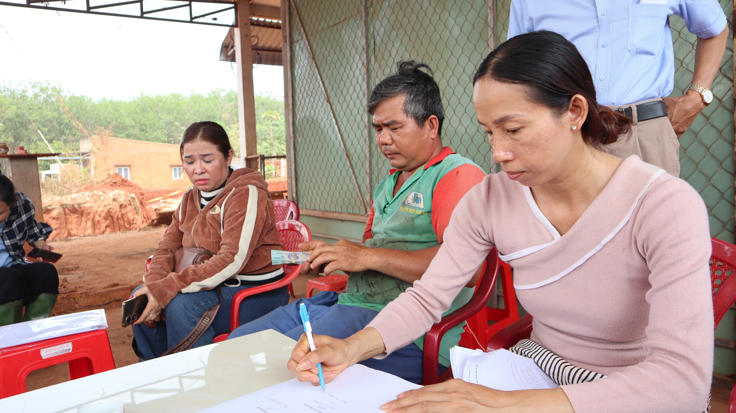 Hạ nền đường ĐT . 753 Làm nhiều nhà dân chênh vênh , 8 hộ được hỗ trợ nơi ở tạm - Ảnh 3. Hạ nền đường ĐT . 753 Làm nhiều nhà dân chênh vênh , 8 hộ được hỗ trợ nơi ở tạm - Ảnh 3.