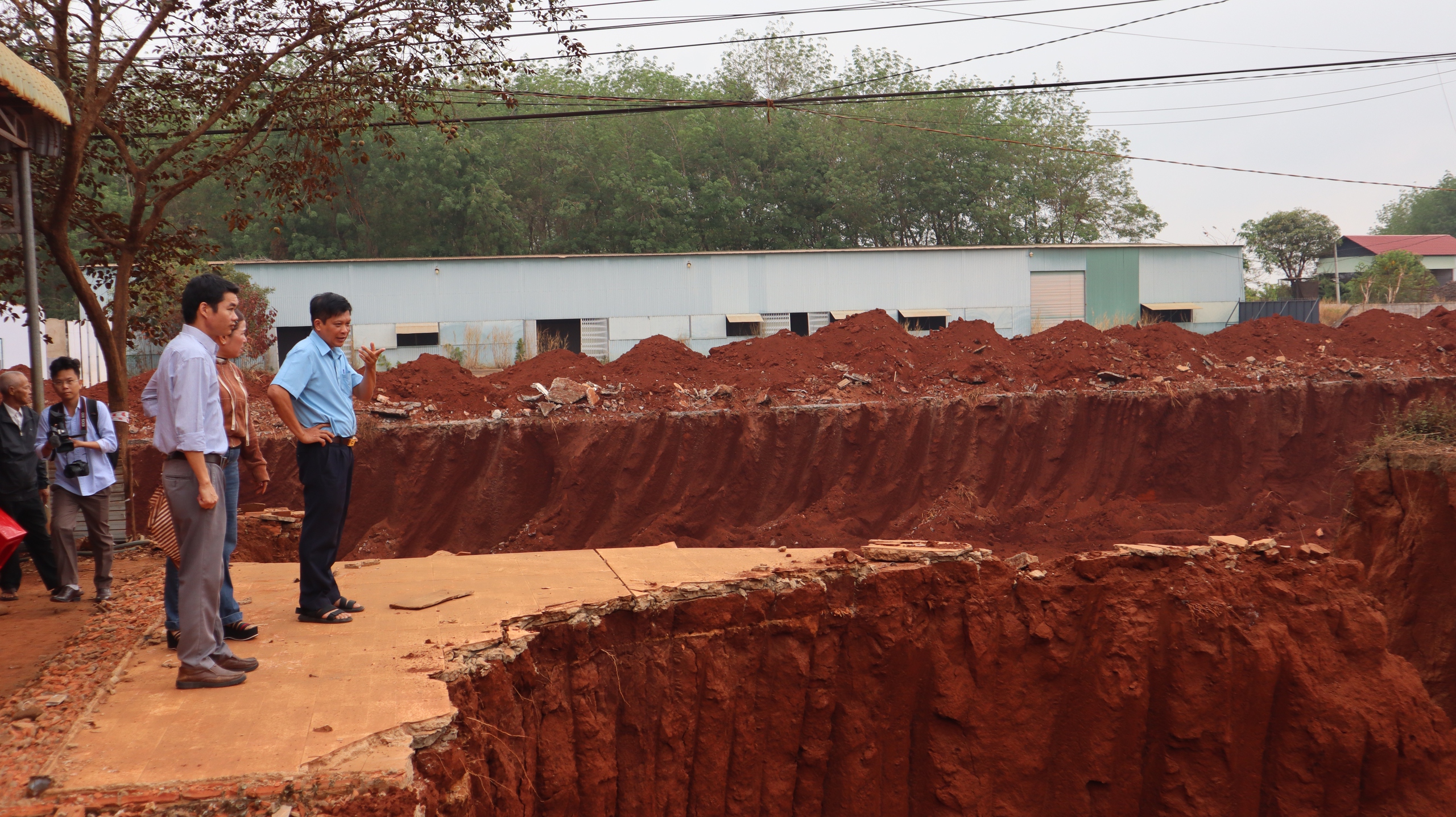 Hạ nền đường ĐT . 753 Làm nhiều nhà dân chênh vênh , 8 hộ được hỗ trợ nơi ở tạm - Ảnh 4. Hạ nền đường ĐT . 753 Làm nhiều nhà dân chênh vênh , 8 hộ được hỗ trợ nơi ở tạm - Ảnh 4.