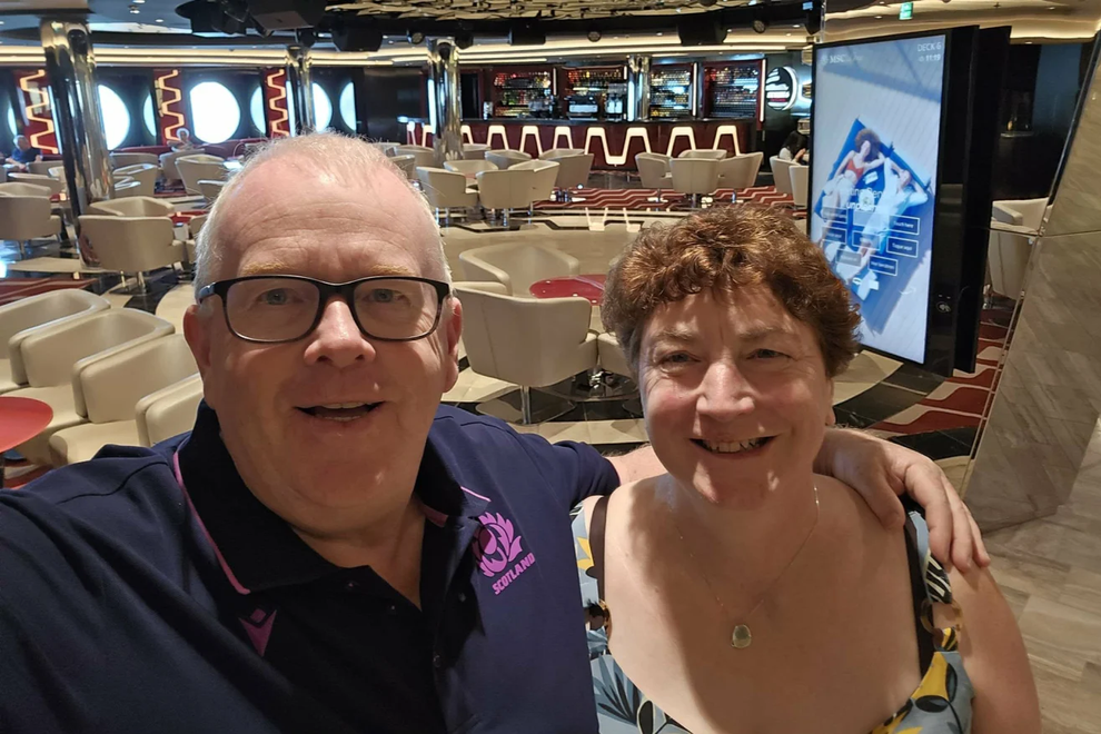 Tên lửa bay trên đầu, khách kẹt ở du thuyền 19 tầng tại Dubai vẫn dự tiệc - 2