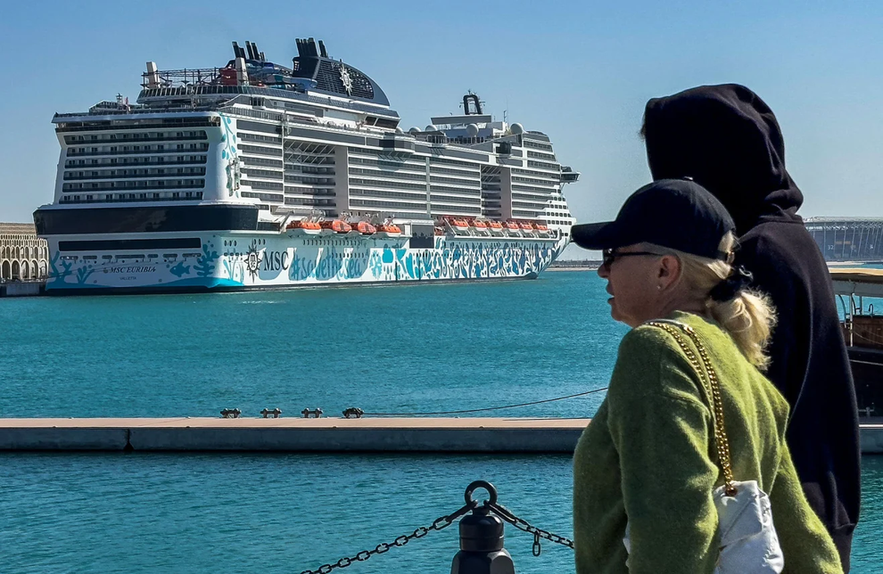 Tên lửa bay trên đầu, khách kẹt ở du thuyền 19 tầng tại Dubai vẫn dự tiệc - 3