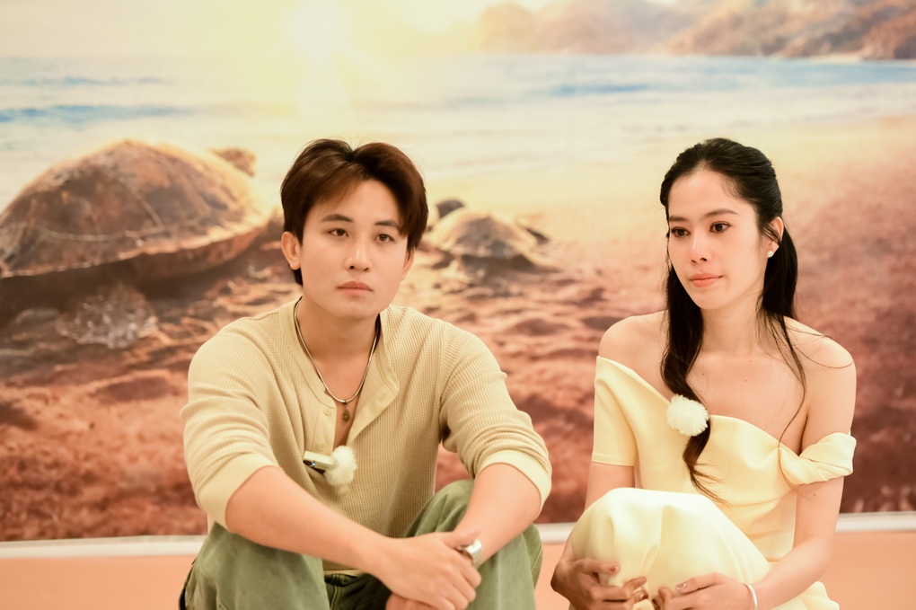 Khả Ngân bật khóc khi được Quyền Linh thị phạm diễn xuất - 2