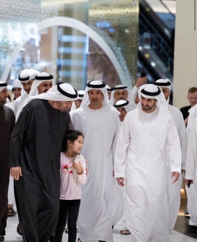 Tổng thống UAE (áo đen) chào hỏi một em nhỏ trong trung tâm thương mại Dubai. Ảnh: X/Dr_BuAbdullah