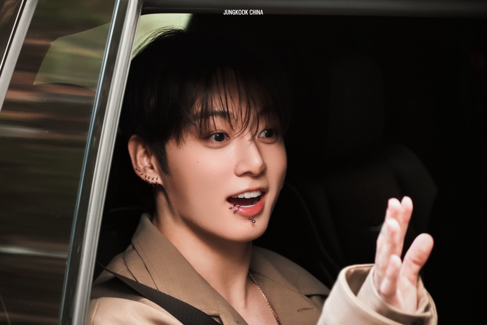 Jungkook (BTS) xin đừng làm chuyện này với gương mặt của mình nữa!- Ảnh 4.