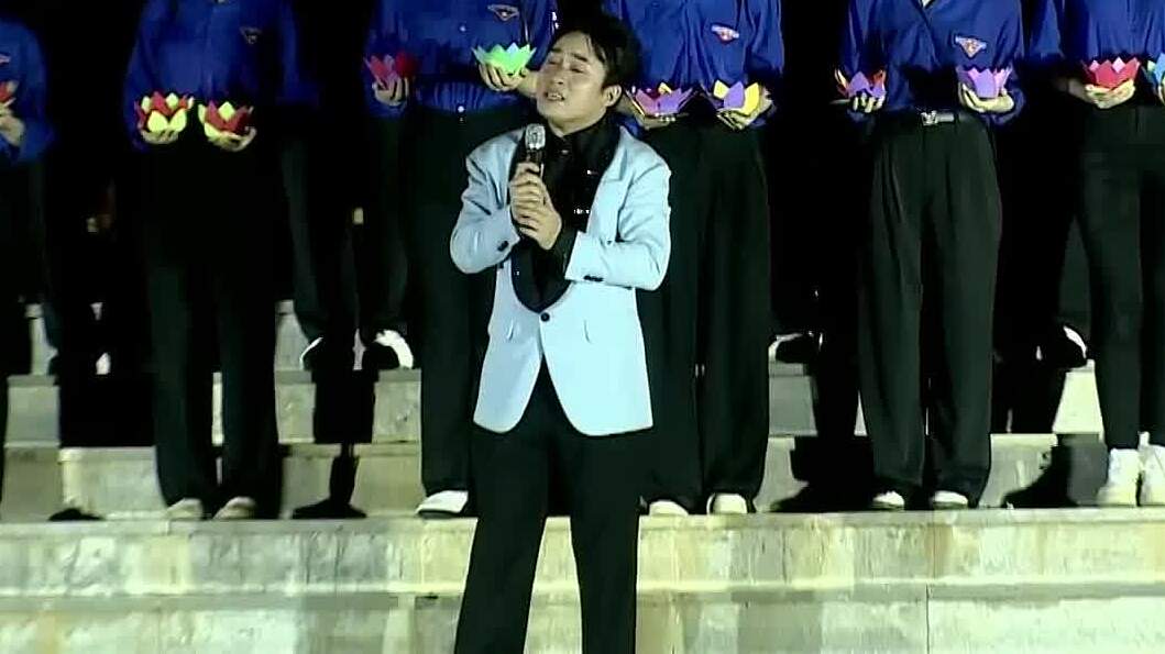 Tùng Dương hát 'Còn gì đẹp hơn'