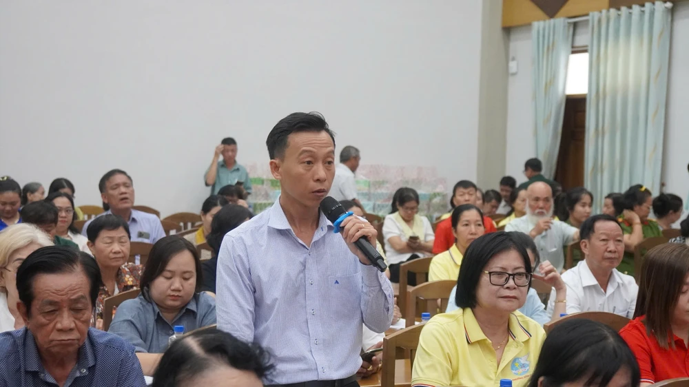 Cử tri phát biểu tại hội nghị tiếp xúc cử tri. Ảnh: SONG MAI cu-tri-mong-muon-ung-cu-vien-dbqh-le-van-dong-chu-dong-phong-ngua-tham-nhung-tieu-cuc-tu-som-tu-xa-8.jpg