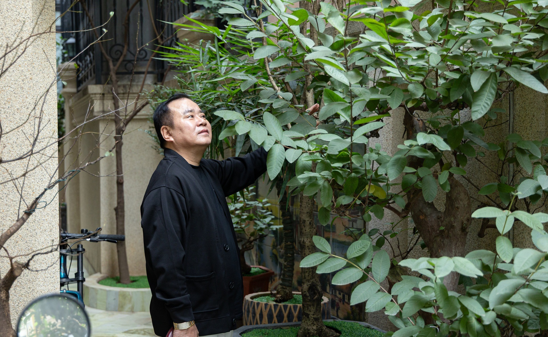 Nam NSND mang hàm Đại tá, cưới vợ đẹp kém 13 tuổi: U60 sống bình yên trong biệt thự bề thế ở Hà Nội- Ảnh 8.