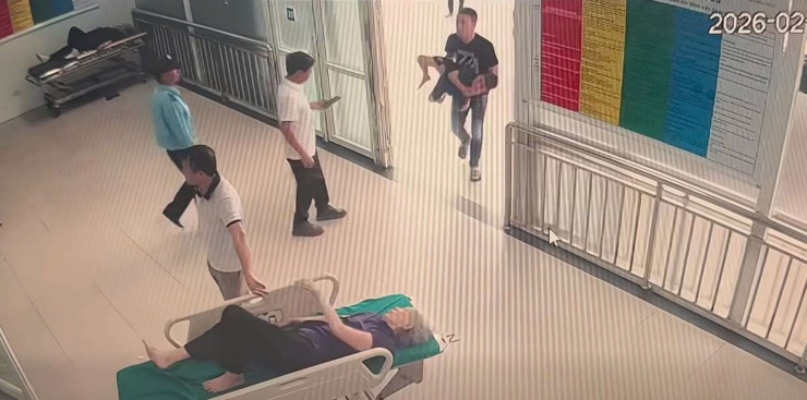 Tài xế vượt đèn đỏ đưa bé trai hóc dị vật đi cấp cứu, bà nội kể 