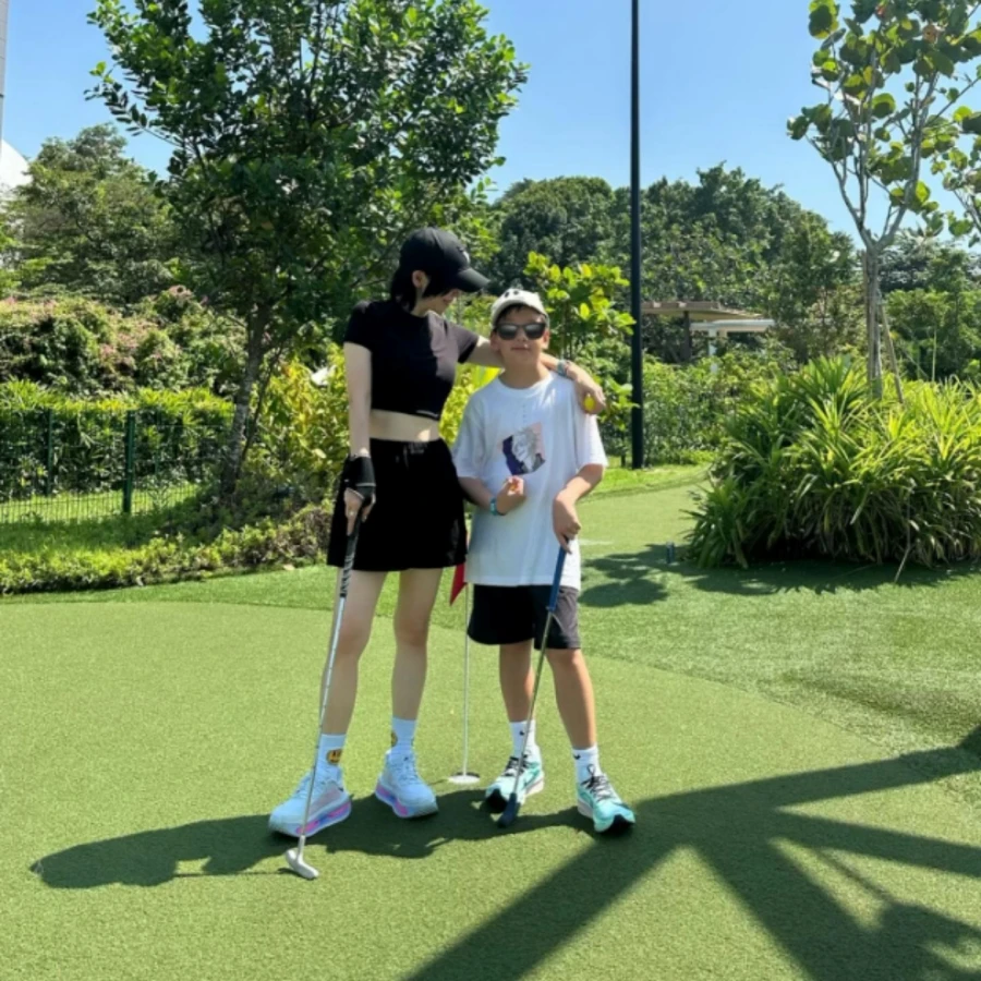 50 tuổi, Từ Nhược Tuyên ăn Tết không béo lên mà còn quay về cân nặng thời trung học, trẻ xinh hút hồn- Ảnh 2.