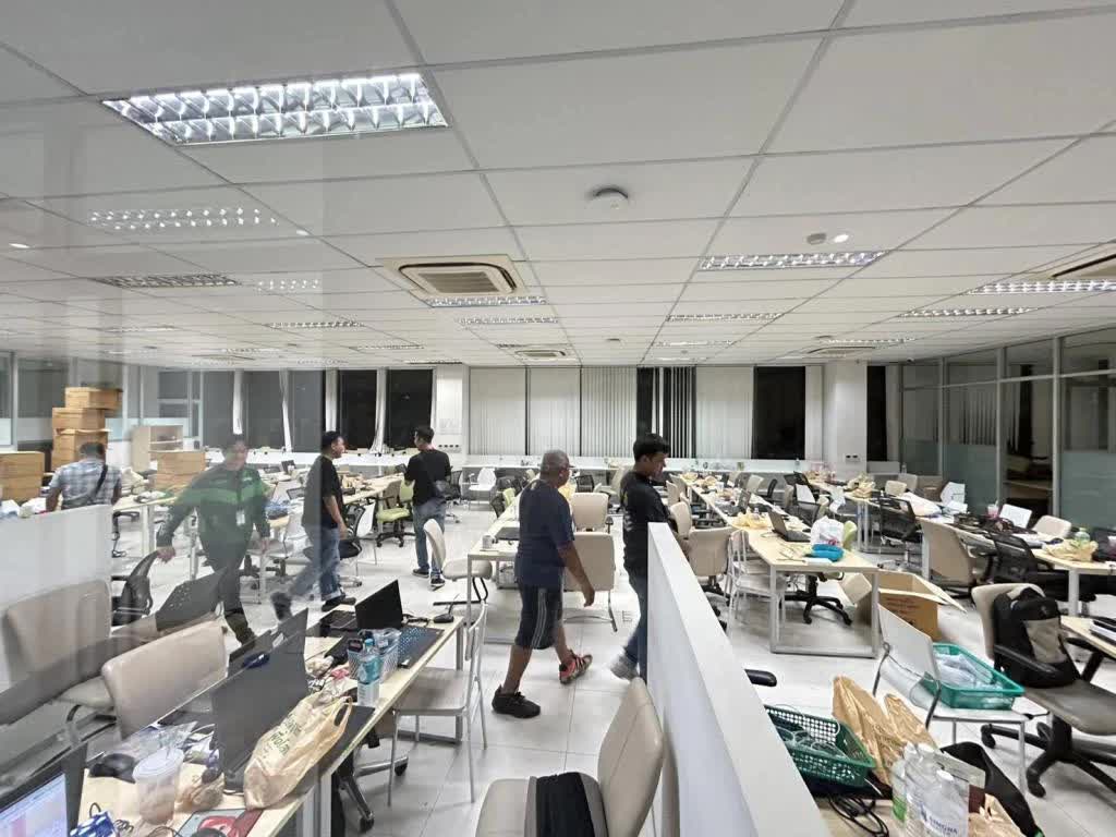 Cảnh sát Thái Lan bắt giữ 94 người Việt tại tụ điểm cờ bạc trực tuyến, thu giữ hơn 500 điện thoại- Ảnh 4.