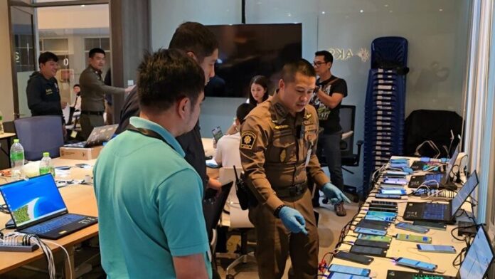 Cảnh sát Thái Lan bắt giữ 94 người Việt tại tụ điểm cờ bạc trực tuyến, thu giữ hơn 500 điện thoại- Ảnh 5.