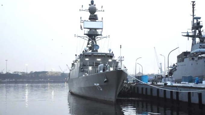 Tàu hộ vệ IRIS Dena của Iran. Ảnh: Hải quân Ấn Độ
