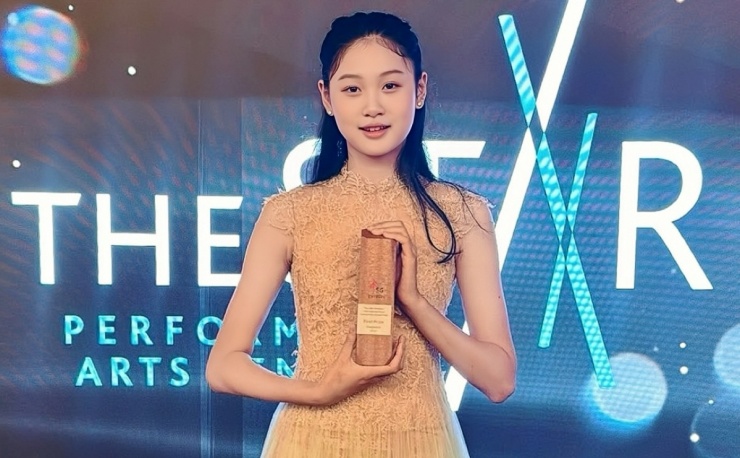 Con gái 13 tuổi cao 1,78 m của Hoa hậu Hương Giang 3 Bé tên thật Liu Gia Văn, học lớp 7 tại một trường quốc tế ở TP HCM. Từ nhỏ, Tiểu Panda đã cùng mẹ dự sự kiện, chụp các bộ ảnh kỷ niệm, gây chú ý với vẻ mũm mĩm. Panda hiện cao 1,78 m, gần bằng mẹ - người cao 1,8 m.