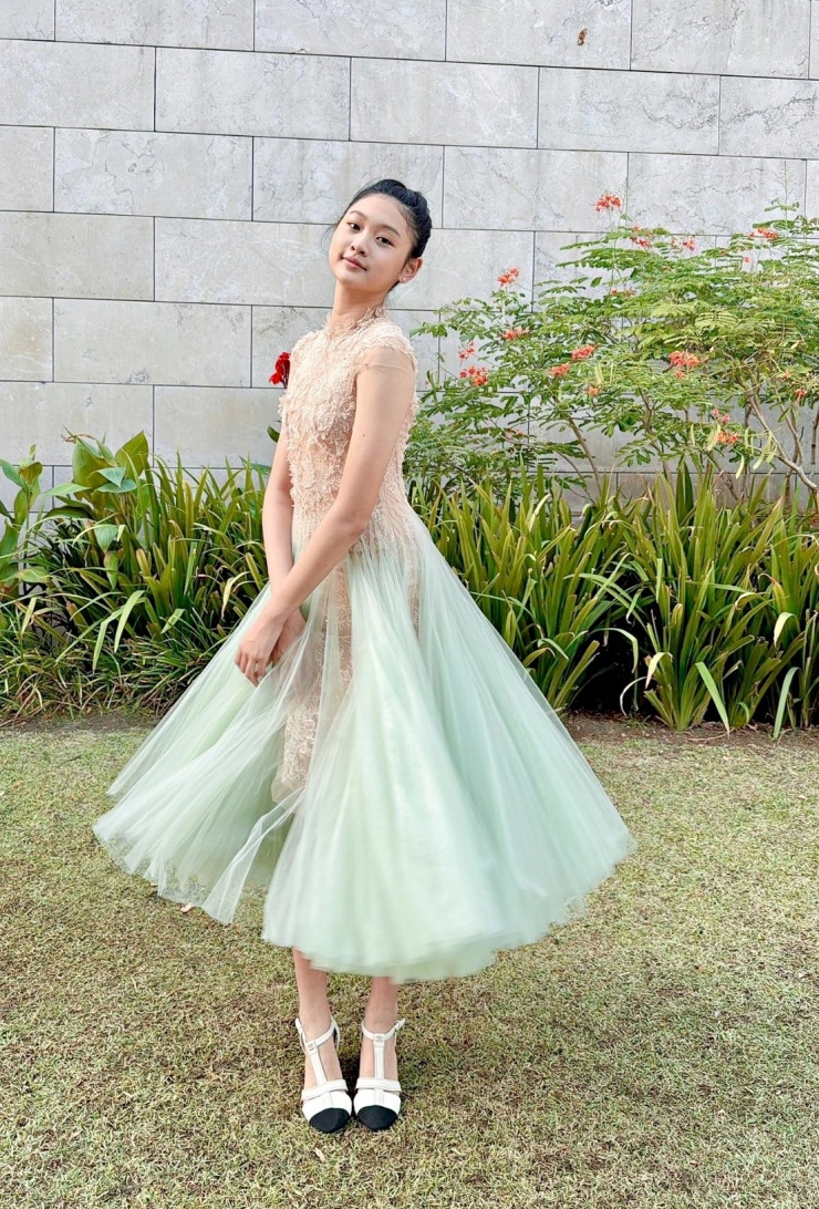 Con gái 13 tuổi cao 1,78 m của Hoa hậu Hương Giang 7 Bé đánh piano vào Giáng sinh 2022 tại trường.