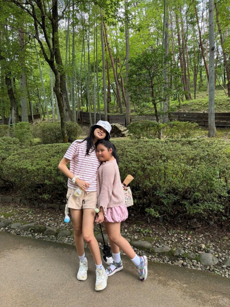 Con gái 13 tuổi cao 1,78 m của Hoa hậu Hương Giang 10 Tiểu Panda bên em gái Polar, chín tuổi. Hương Giang nhận xét Tiểu Panda ngoan, biết tự lập sớm, thích quan tâm tới người xung quanh.