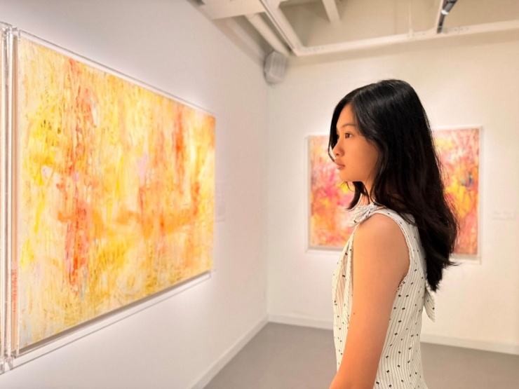 Con gái 13 tuổi cao 1,78 m của Hoa hậu Hương Giang 12 Tiểu Panda trong một lần đi xem triển lãm tranh đầu năm.