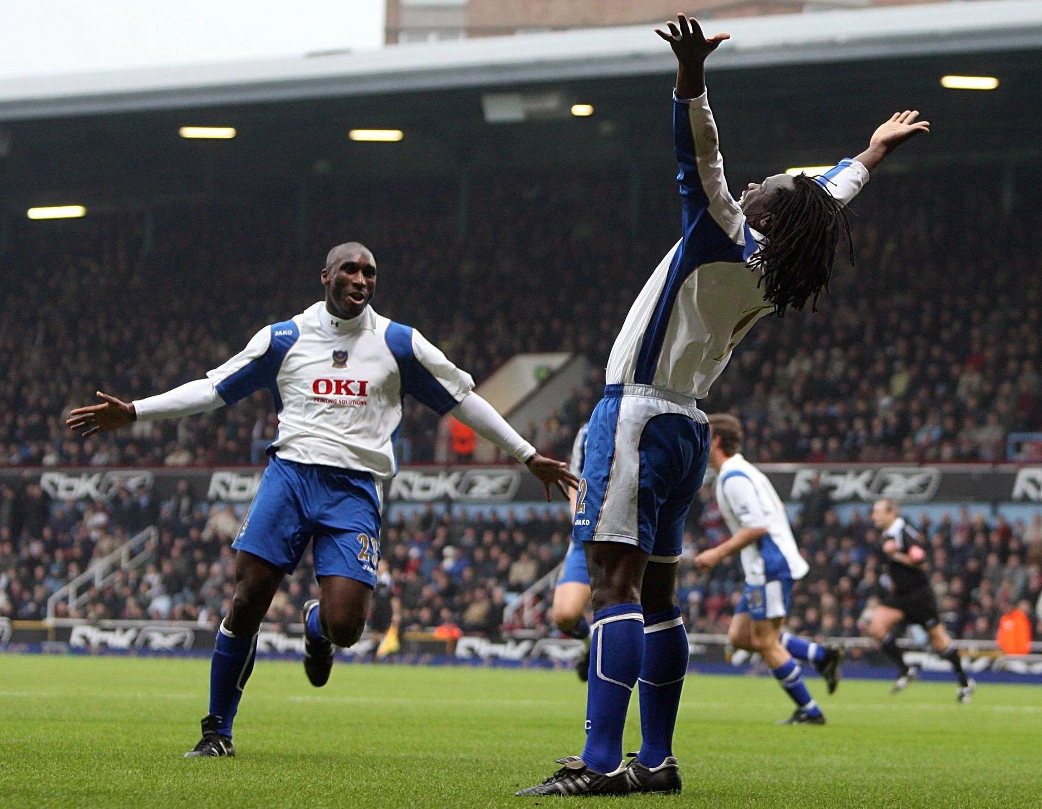 10 màn trụ hạng ngoạn mục nhất lịch sử Ngoại hạng Anh - Ảnh 6.