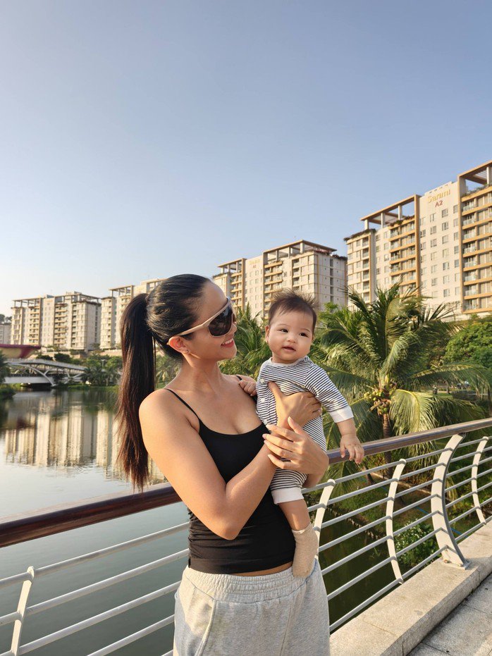 HHen Niê được lòng mẹ bỉm 4 Mẹ con hoa hậu H'hen Niê