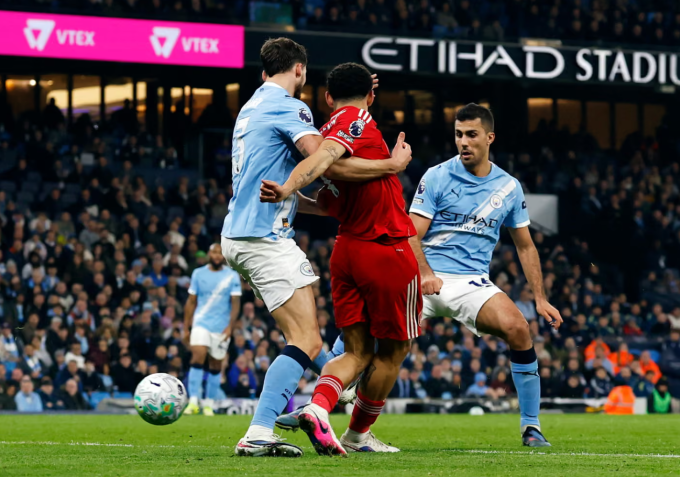 Morgan Gibbs-White (áo đỏ) đánh gót quân bình tỷ số 1-1. Ảnh: Reuters