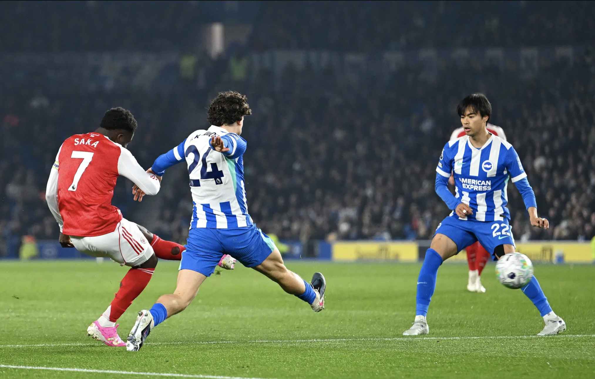 Bukayo Saka ghi bàn trận đấu thứ 300, Arsenal rộng cửa vô địch - Ảnh 2.