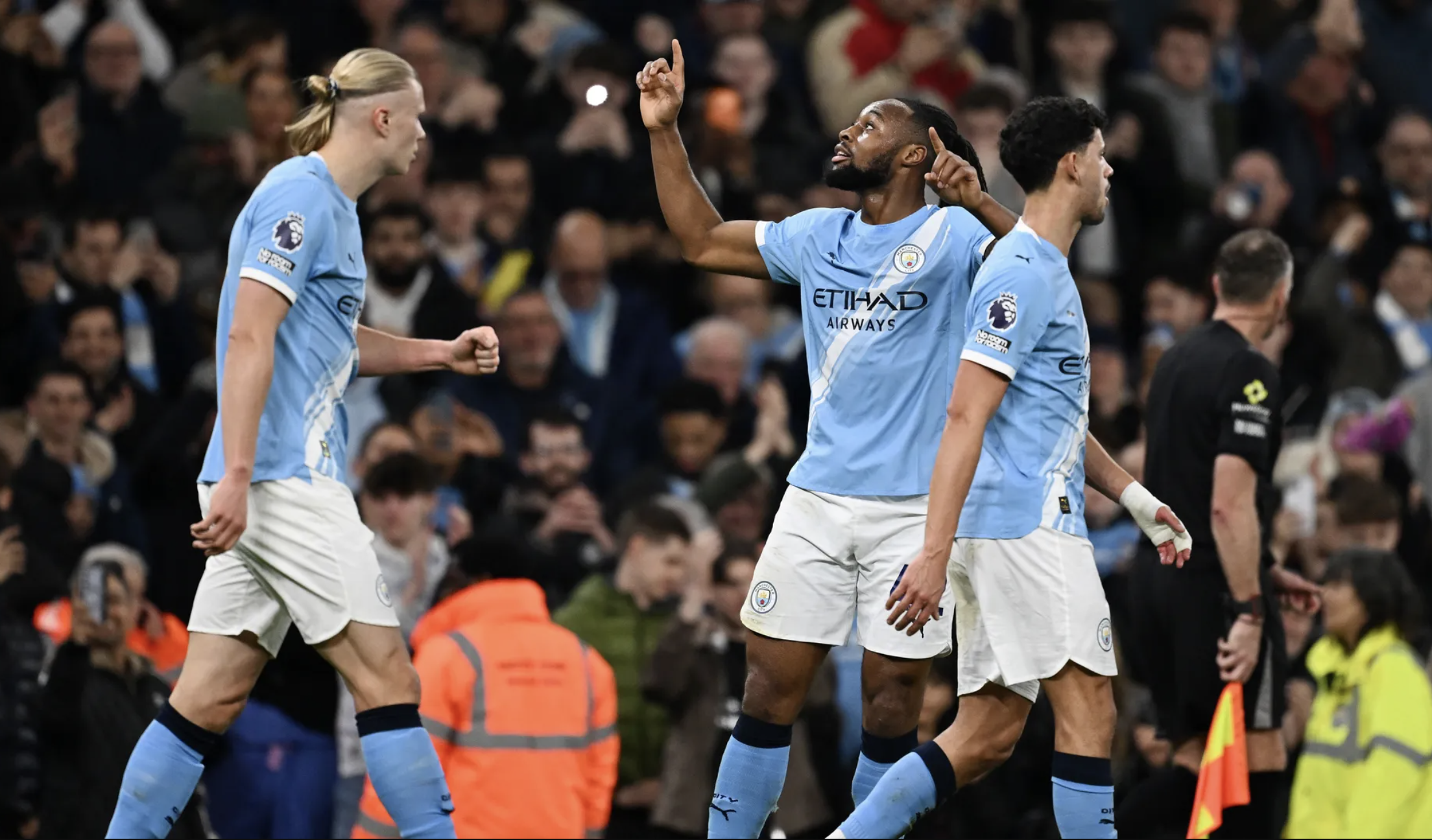 Bukayo Saka ghi bàn trận đấu thứ 300, Arsenal rộng cửa vô địch - Ảnh 1.