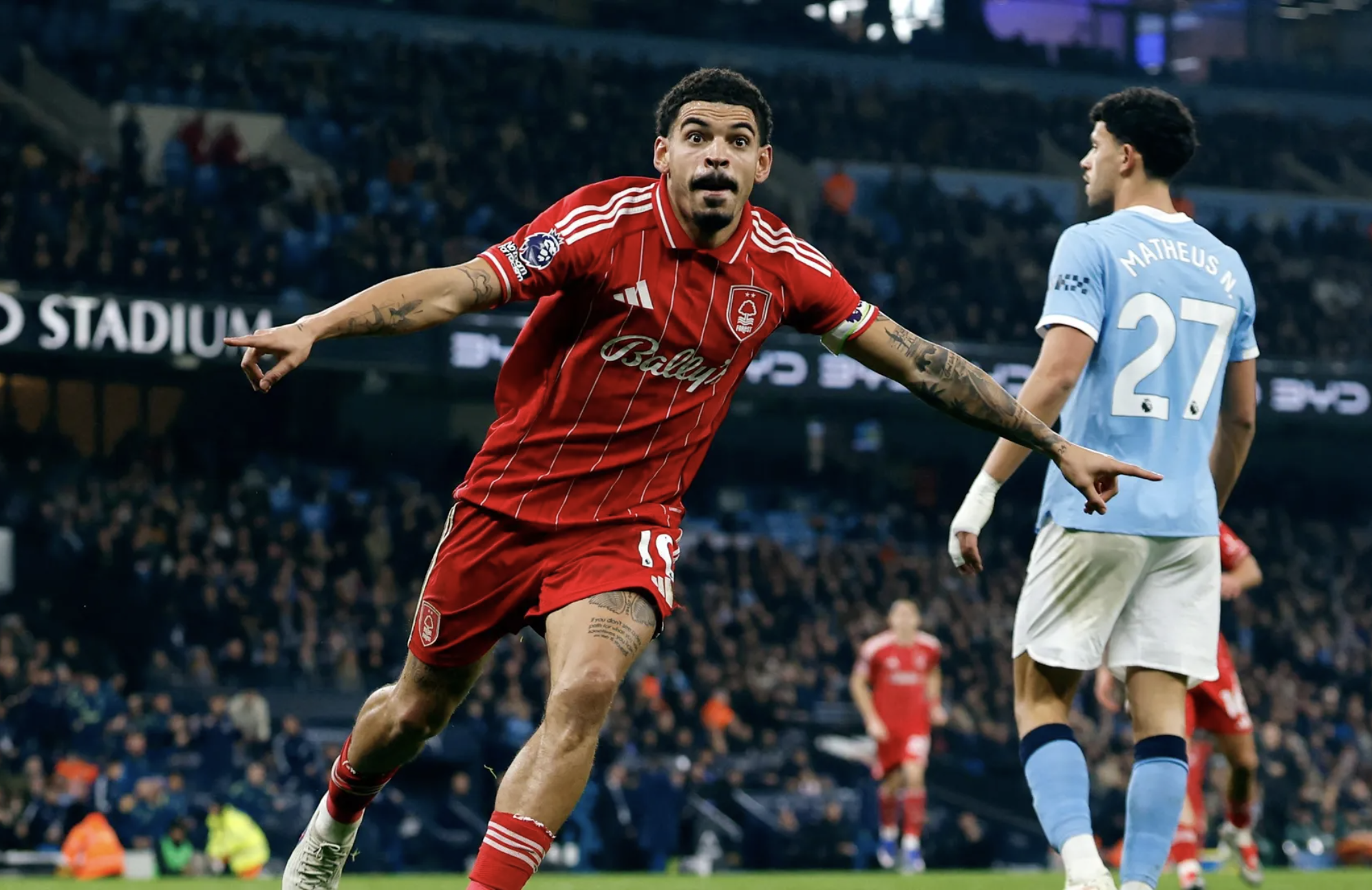 Bukayo Saka ghi bàn trận đấu thứ 300, Arsenal rộng cửa vô địch - Ảnh 1.