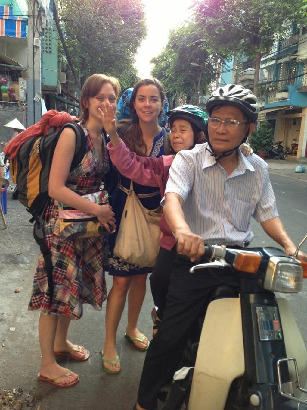 Cô gái Mỹ đến Việt Nam chữa lành, xúc động nụ hôn của một phụ nữ câm - 2