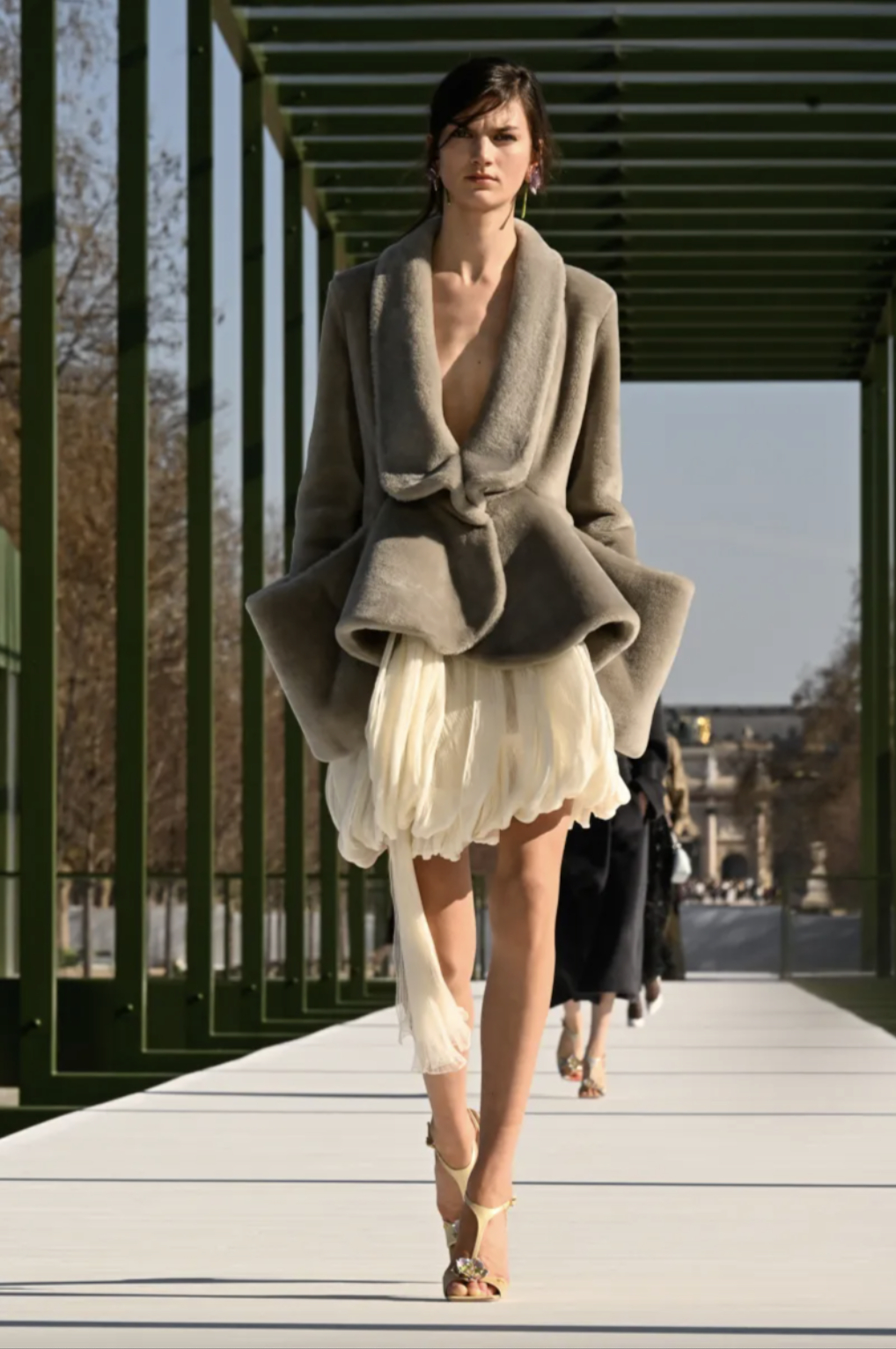 Chuyện Lọ Lem rơi giày ở chính show Dior: Dân mạng thế giới đòi mua gấp, viral ngay và luôn!- Ảnh 8.