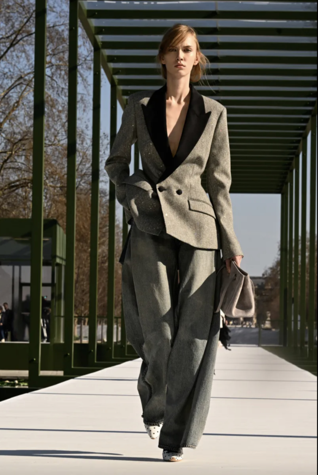 Chuyện Lọ Lem rơi giày ở chính show Dior: Dân mạng thế giới đòi mua gấp, viral ngay và luôn!- Ảnh 9.